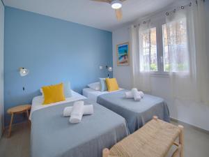 Dos camas en una habitación con paredes azules. en SeaRock & SeaShell Villas, en Le Diamant 36 fotos más