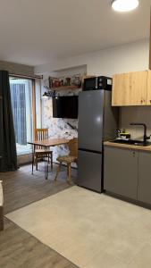 ビーレフェルトにあるHotel Krausのキッチン(ステンレス製の冷蔵庫、テーブル付) +53枚の写真