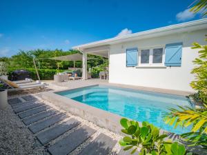 una piscina frente a una casa en SeaRock & SeaShell Villas, en Le Diamant