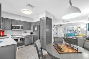 eine Küche mit einem Schachbrett auf einem Tisch in der Unterkunft Barefoot Bungalow home in Anna Maria Island