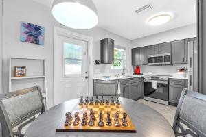 eine Küche mit einem Schachbrett auf einem Tisch in der Unterkunft Barefoot Bungalow home in Anna Maria Island