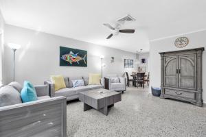 ein Wohnzimmer mit Sofa und Tisch in der Unterkunft Barefoot Bungalow home in Anna Maria Island + 24 Fotos