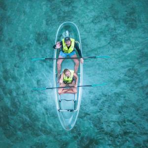 zwei Personen in einem Ruderboot im Wasser in der Unterkunft BIO BAY TOUR GET 10 DIS-COUNT WITH HOUSE TENT RENTAL-10FT Queen Bed -GET 55 CLEAR K-AYAK BIO BAY TOUR -Huge Shower -Shadowed Secret FRUITS Forest -5 Minutes Walk Bio-Bay-Restaurants, n Beaches -STAY WITH BIOLOGIST'S RV HOME! in Vieques