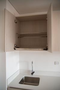 eine Küche mit einem Waschbecken und einem Regal in der Unterkunft Corferias Embajada Usa Centro Aeropuerto Mascotas Coliving Coworking in Bogotá