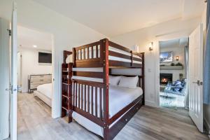 Voodi või voodid majutusasutuse Unbeatable Location, Sleeps 4, 1 min walk to Ski & Bike Access, Shared Hot Tub, Walk to Main Street toas +19 fotot