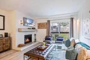 Istumisnurk majutusasutuses Unbeatable Location, Sleeps 4, 1 min walk to Ski & Bike Access, Shared Hot Tub, Walk to Main Street