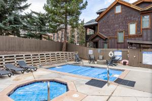 Bassein majutusasutuses Unbeatable Location, Sleeps 4, 1 min walk to Ski & Bike Access, Shared Hot Tub, Walk to Main Street või selle lähedal