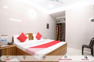 范兰德凡Hotel O Shree Raghuvar Dham的卧室里有一张带红色枕头的床