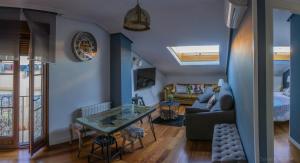 un salon avec un canapé et une table dans l'établissement La Casa de la Luna, à Ávila