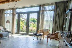 梅赫伦Hof van Kleeberg的一间客厅,配有一个大玻璃门,享有美景