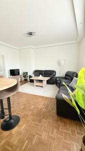 ein Wohnzimmer mit Sofa und Tisch in der Unterkunft Arm Apart in Brüssel