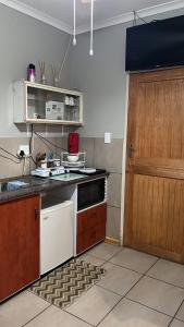 Η κουζίνα ή μικρή κουζίνα στο 28onCalliope Overnight