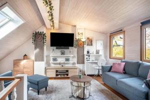 un soggiorno con un divano blu e una TV di Ferienhaus Auf dem Knapp 