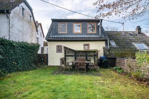 una casa con tavolo e sedie nel cortile di Ferienhaus Auf dem Knapp 