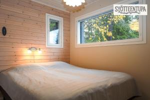 Un dormitorio con una cama y una ventana en Syötteentupa, en Syöte