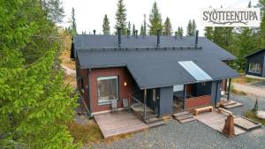 una vista aérea de una casa con terraza en Syötteentupa, en Syöte