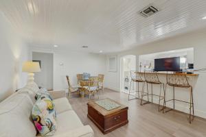 Η κουζίνα ή μικρή κουζίνα στο Seaside Serenity