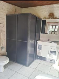 a bathroom with a toilet and a sink at Sítio do Berger 1 in São Gabriel