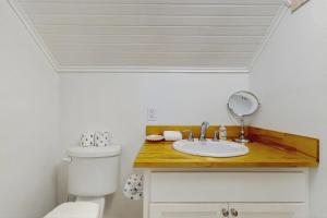 Ένα μπάνιο στο Seaside Serenity +8 φωτογραφίες