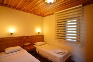 Una habitación con dos camas y una ventana. en Odile Hotel Çıralı, en Kemer 27 fotos más