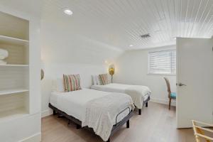 Ένα ή περισσότερα κρεβάτια σε δωμάτιο στο Seaside Serenity