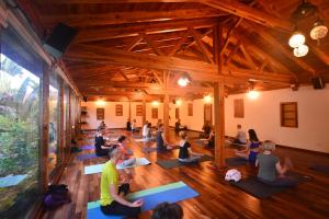 un grupo de personas sentadas en una clase de yoga en Odile Hotel Çıralı, en Kemer