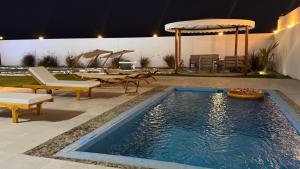 een zwembad in een achtertuin 's nachts bij Bain Al Qimam in Hatta