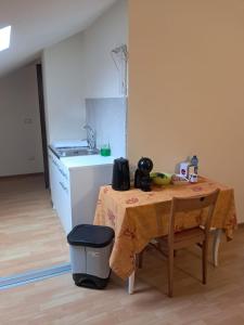 - une petite cuisine avec une table et un comptoir dans l'établissement la casa di Camilla, à Volvera 11 autres photos