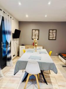 een eetkamer met een tafel en stoelen bij Duplex Montmorency à 30min de Paris in Montmorency