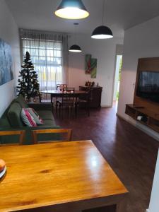 ein Wohnzimmer mit einem Weihnachtsbaum und einer Couch in der Unterkunft Cantinho do Sossego in Campo Alegre