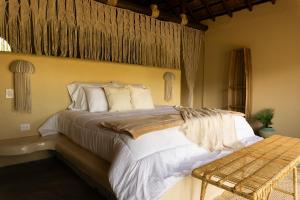 Ένα ή περισσότερα κρεβάτια σε δωμάτιο στο Holistic EcoHotel +17 φωτογραφίες