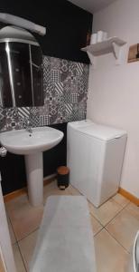 a bathroom with a sink and a toilet at Le bon coin en Baie de Somme in Boismont +12 photos