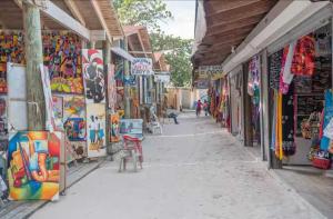 eine leere Straße mit vielen Geschäften in der Unterkunft Oasis by the beach Retiro 1 in Punta Cana