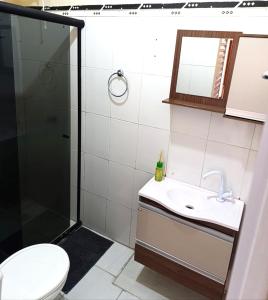 塞古罗港Pe no Centro的带淋浴、水槽和马桶的浴室