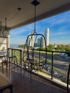 um balanço pendurado em uma varanda com vista para uma cidade em Puerto Norte em Rosário