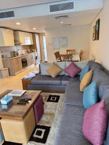 un soggiorno con un divano e un tavolo di Mangrove M1-5B-13 a Banī Ghālib