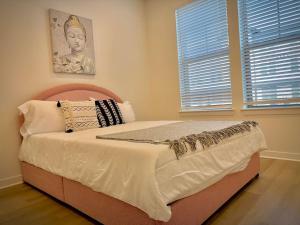 En eller flere senge i et værelse på LongStayDiscount 4 Workers WasherDryer Pool WIFI