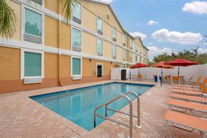 Πισίνα στο ή κοντά στο Best Western Wesley Chapel