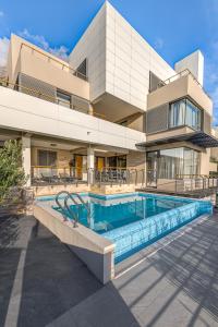 ein Haus mit einem Swimmingpool vor einem Gebäude in der Unterkunft Villa Spectra in Makarska