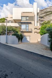 ein Gebäude in einer Straße vor einem Gebäude in der Unterkunft Villa Spectra in Makarska