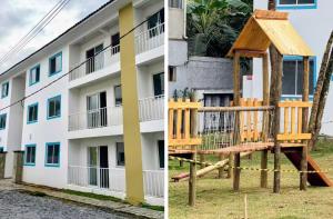 a building and a playground outside of a building at Apartamento 2 Quartos com Ar Condicionado in Paraty