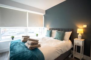 A bed or beds in a room at Harlow Flat - Perfect for Families or Contractors Még 12 kép