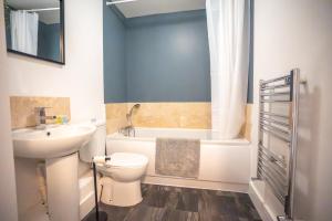 A bathroom at Harlow Flat - Perfect for Families or Contractors