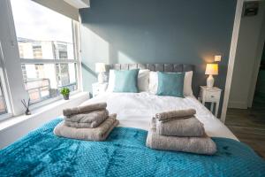 A bed or beds in a room at Harlow Flat - Perfect for Families or Contractors