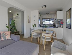 Et opholdsområde på Spacious Beach Apartment with Sea & Ocean View