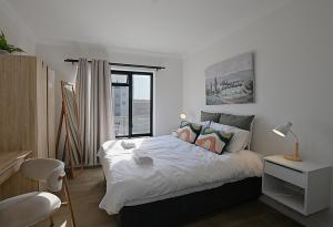 En eller flere senge i et værelse på Spacious Beach Apartment with Sea & Ocean View