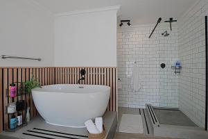 Et badeværelse på Spacious Beach Apartment with Sea & Ocean View + 30 billeder