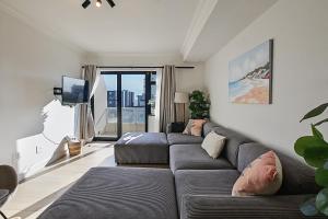 Et opholdsområde på Spacious Beach Apartment with Sea & Ocean View