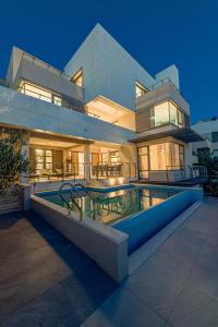 ein großes Haus mit einem davorliegenden Swimmingpool in der Unterkunft Villa Spectra in Makarska