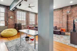 Ảnh trong thư viện ảnh của 1 Mi to UAB Campus Stylish Central City Loft! ở Birmingham